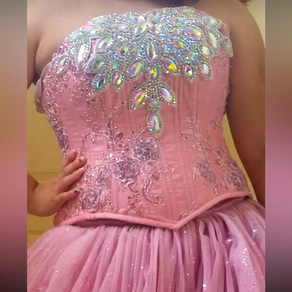 Vestido de 15 años grande ajustable.. hermoso con piedras genuinas en frente